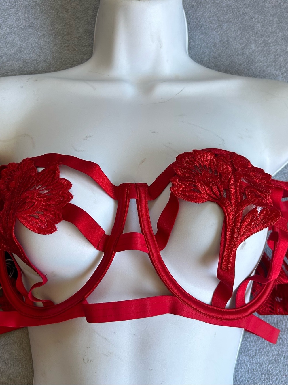 NWT Victoria's Secret 38DD Red Harness red floral style Balconet Sexy Bra ,strap